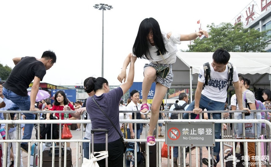 国庆长假不文明行为 女子奋力跨栏买票[墙根网]