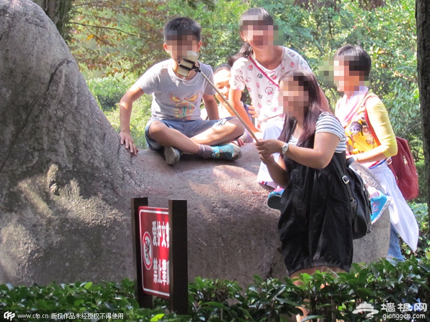 国庆长假不文明行为 女子奋力跨栏买票[墙根网]