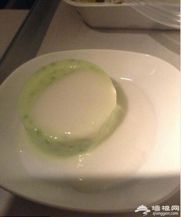 网友吐槽飞机餐：真把翔端上餐桌了（图）