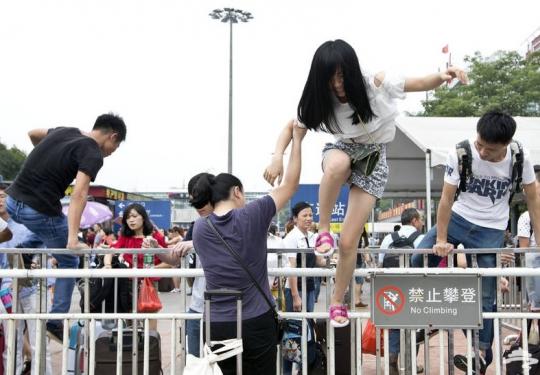 国庆长假不文明行为 女子奋力跨栏买票