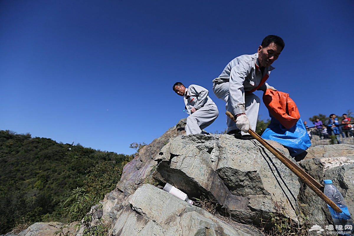 北京香山“蜘蛛人”环卫工 日拾垃圾15小时[墙根网]