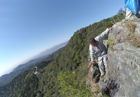 北京香山“蜘蛛人”环卫工 日拾垃圾15小时