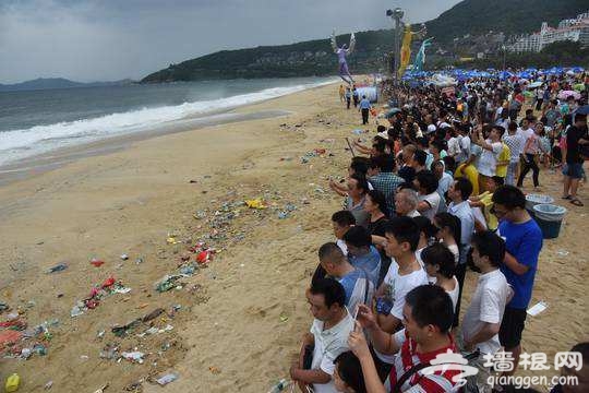 深圳因台风“彩虹”沙滩形成垃圾带  万名游客淡定看海