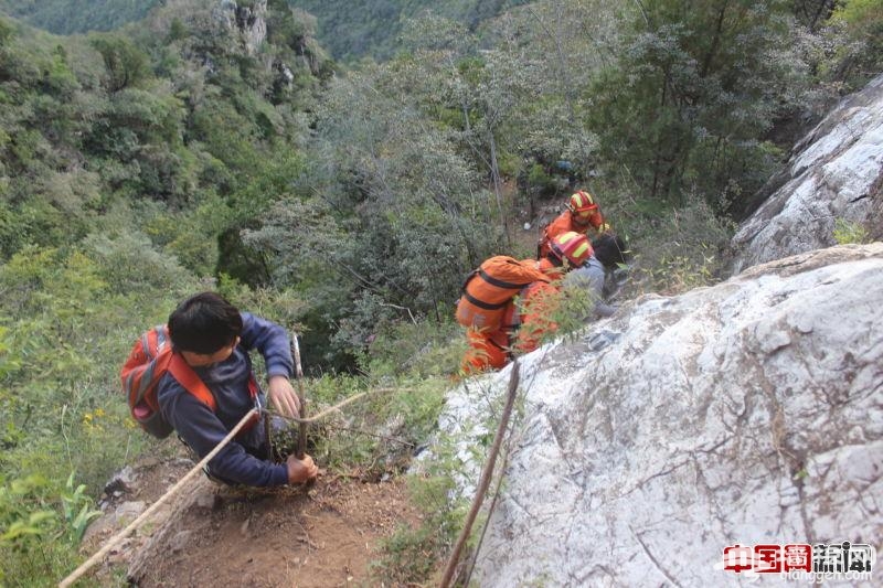 游客被困野长城 3人困在悬崖边上脱水严重无法下山