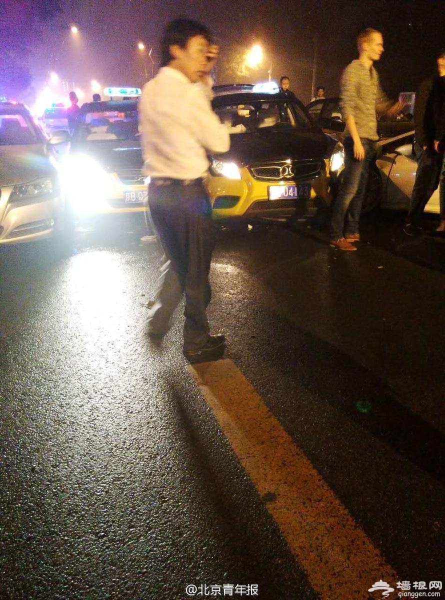 无牌兰博基尼在工体北门连撞多车 车主逃逸[墙根网]