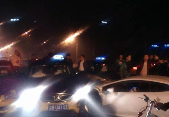 无牌兰博基尼在工体北门连撞多车 车主逃逸