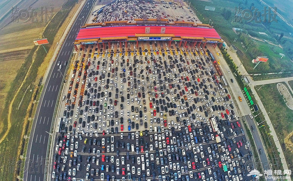 京港澳高速进京方向拥堵 滞留车辆排队近百米[墙根网]