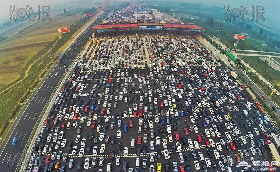 京港澳高速进京方向拥堵 滞留车辆排队近百米[墙根网]