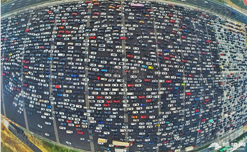 京港澳高速进京方向拥堵 滞留车辆排队近百米[墙根网]