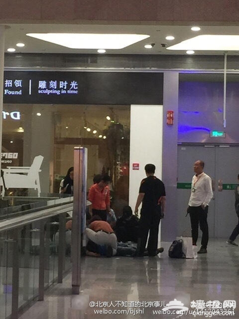 一男子大兴荟聚商场内遇刺身亡 其妻称涉情感纠纷[墙根网]