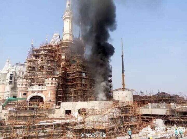 上海迪士尼在建城堡起火 2分钟内烟雾被扑灭[墙根网]