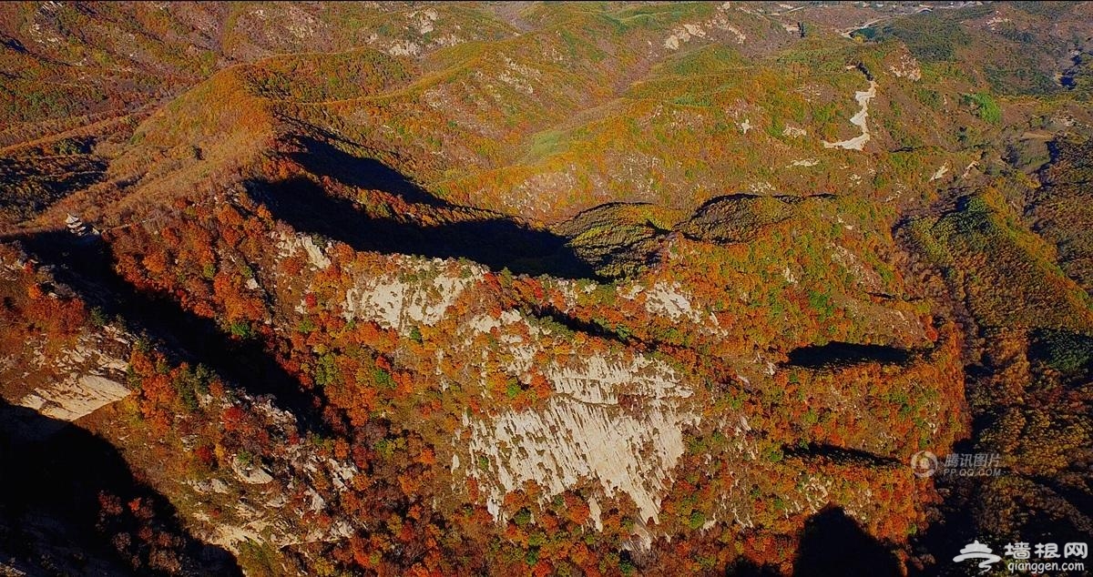 航拍京郊壮丽秋景 万山红遍层林尽染[墙根网]