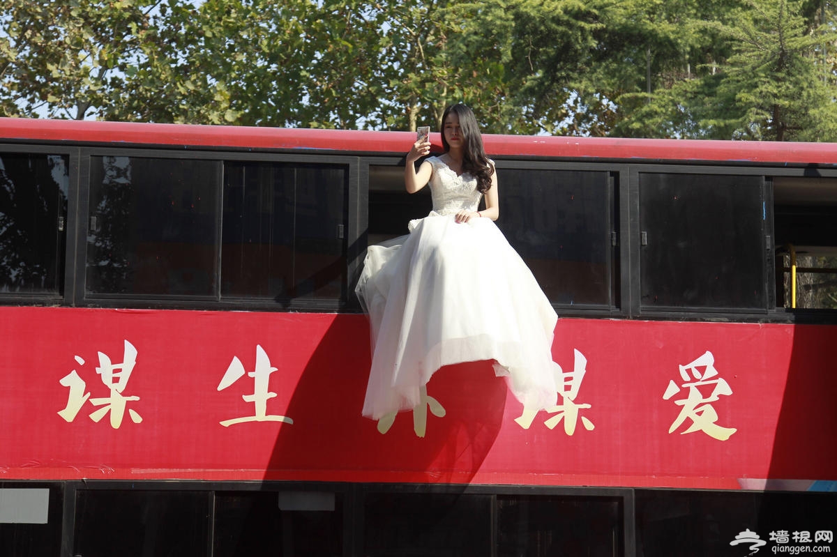 郑州现“悬浮婚礼”[墙根网]