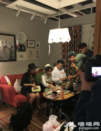 宜家惊现90后团体聚众偷吃火锅[墙根网]