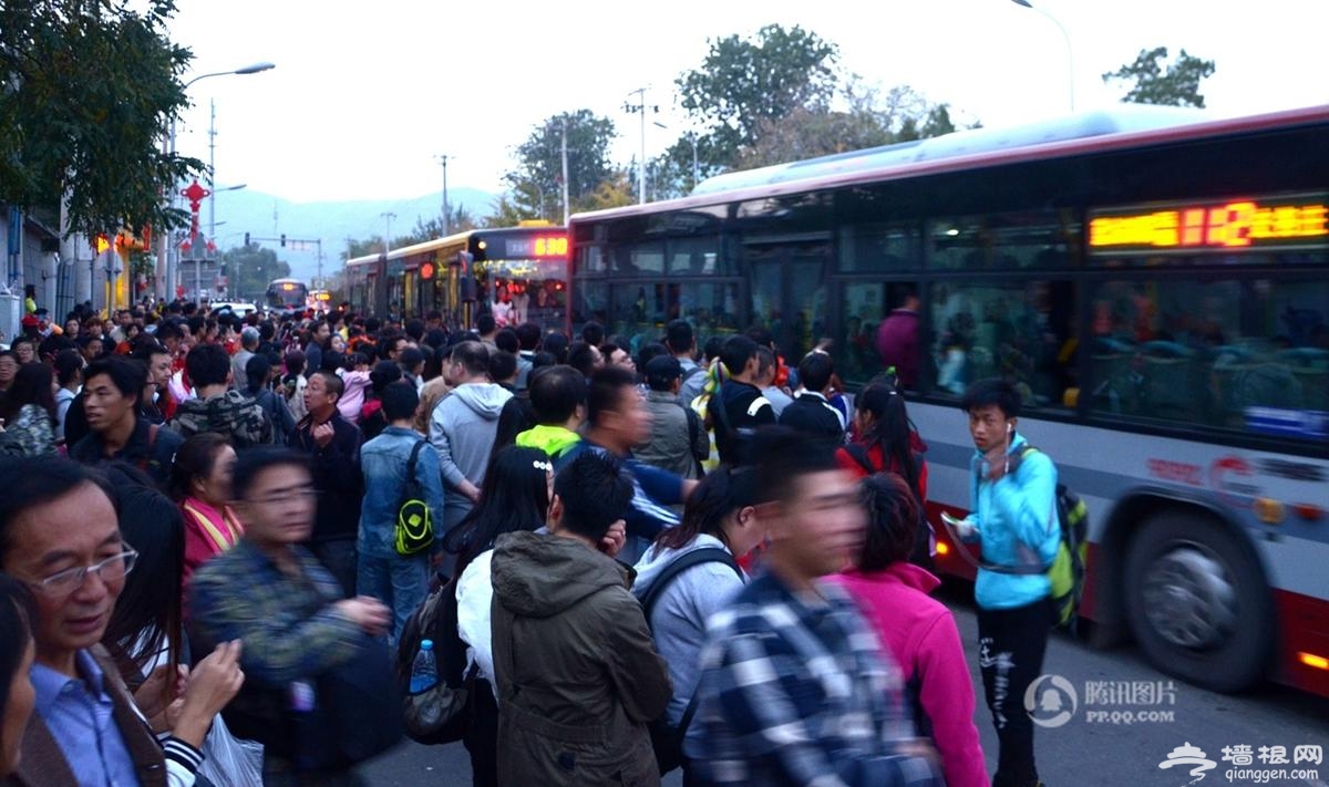 北京香山红叶节人满为患 返程搭车回家难[墙根网]