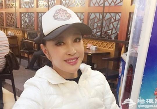 刘晓庆吃天价面条 网友:如今不吃海捕大虾都不好意思打招呼