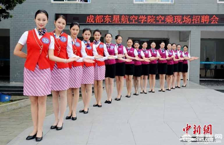 图为参加空姐校园招聘会的女生们。东明 摄