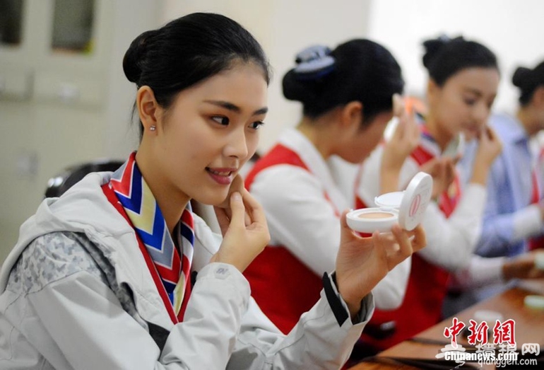 图为同学们在紧张的准备着面试并简单补妆。东明 摄