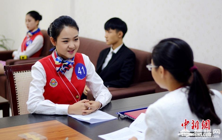图为面对考官,女生沉着冷静。东明 摄