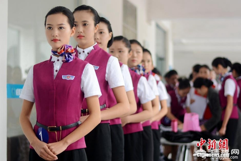 图为正在排队等候面试的女生们。东明 摄