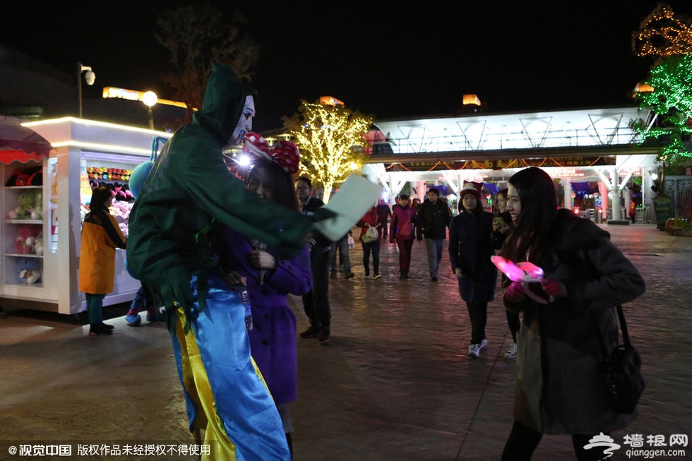 万圣节将至 北京欢乐谷群鬼“吓”游客[墙根网]