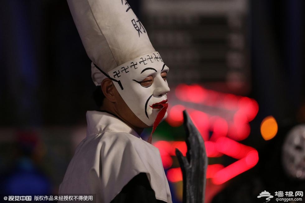 万圣节将至 北京欢乐谷群鬼“吓”游客[墙根网]