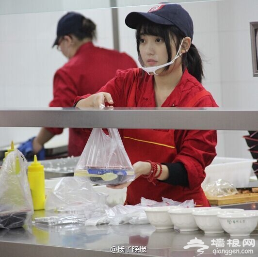 扬州大学“食堂女神”走红 有人为看她排队打饭