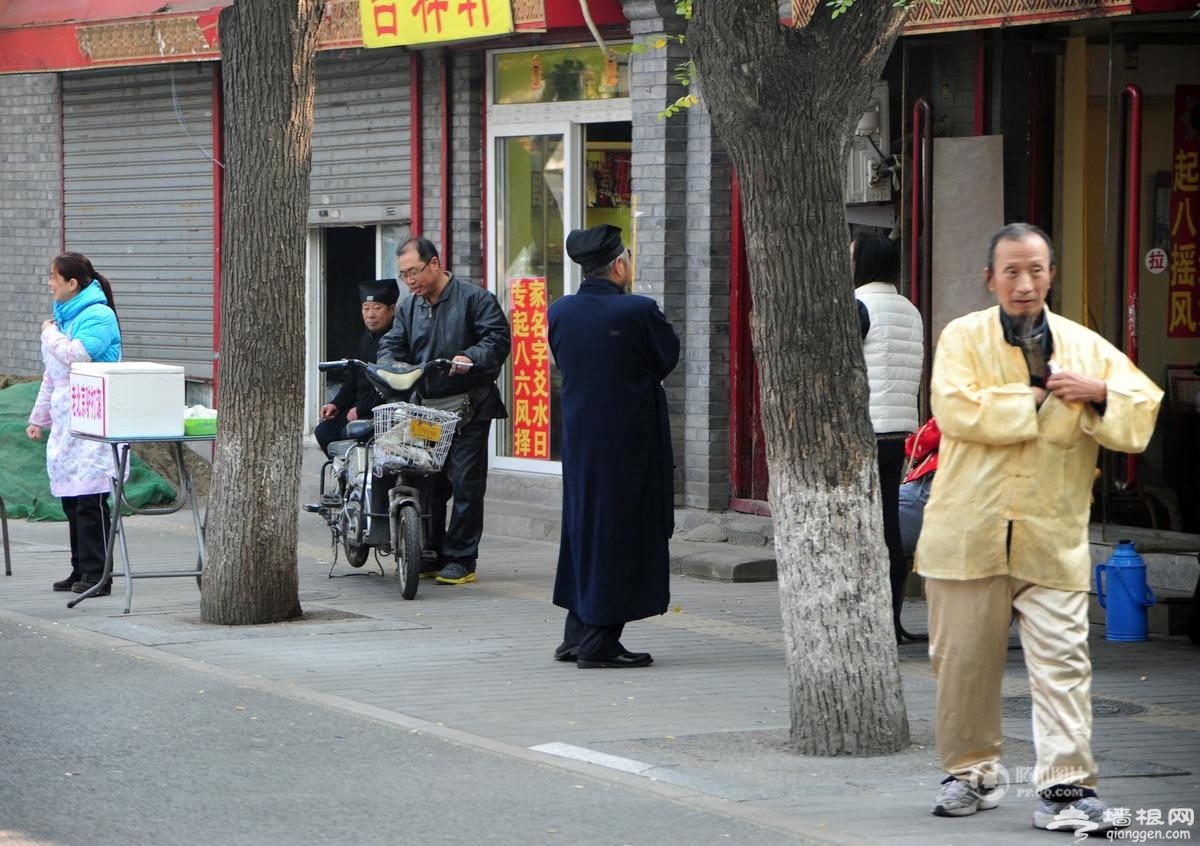 北京算命一条街 “大师”扮道士供菩萨[墙根网]
