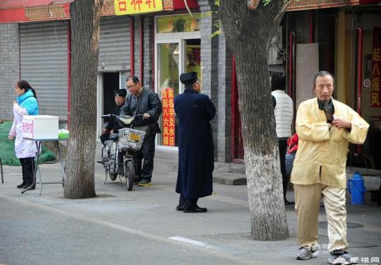 北京算命一条街 “大师”扮道士供菩萨
