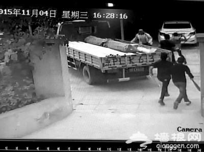丰台4蒙面男子持砍刀村委会院内追砍人