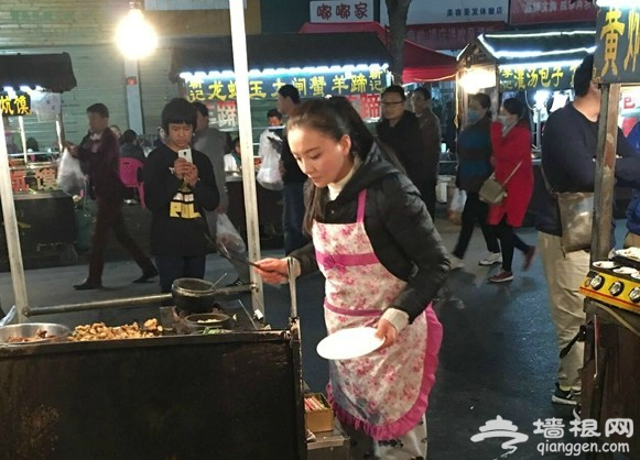 夜市砂锅西施酷似孙茜 路人纷纷拿出手机拍照[墙根网]