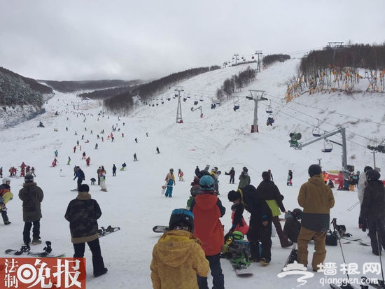 崇礼滑雪场营业 北京人来玩的居多[墙根网]