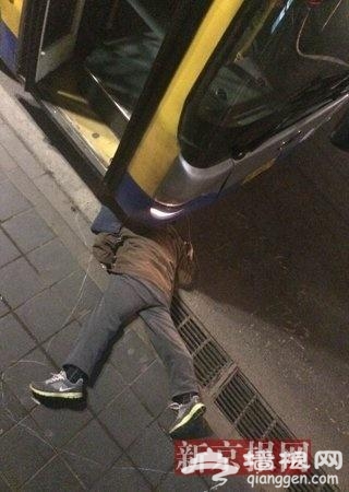 广渠门公交站一男子突然倒地死亡