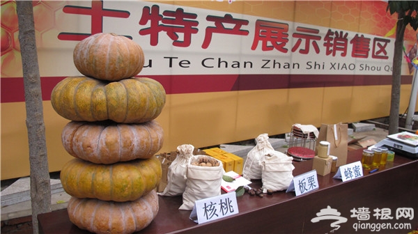 密云县石城镇黄峪口村举办第五届割蜜节[墙根网]