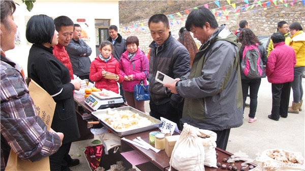 密云县石城镇黄峪口村举办第五届割蜜节[墙根网]