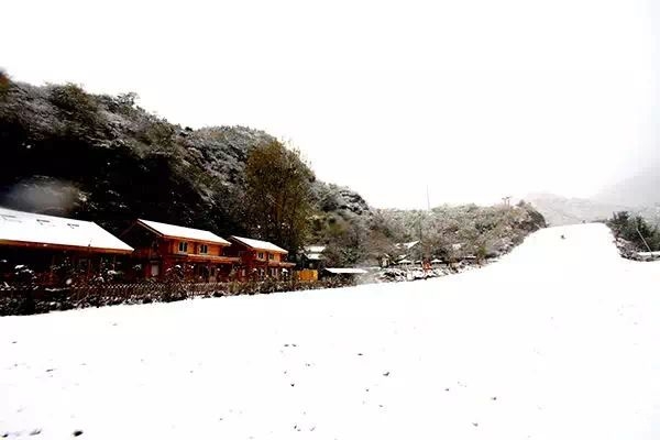 初雪后的怀北滑雪场美如画[墙根网]