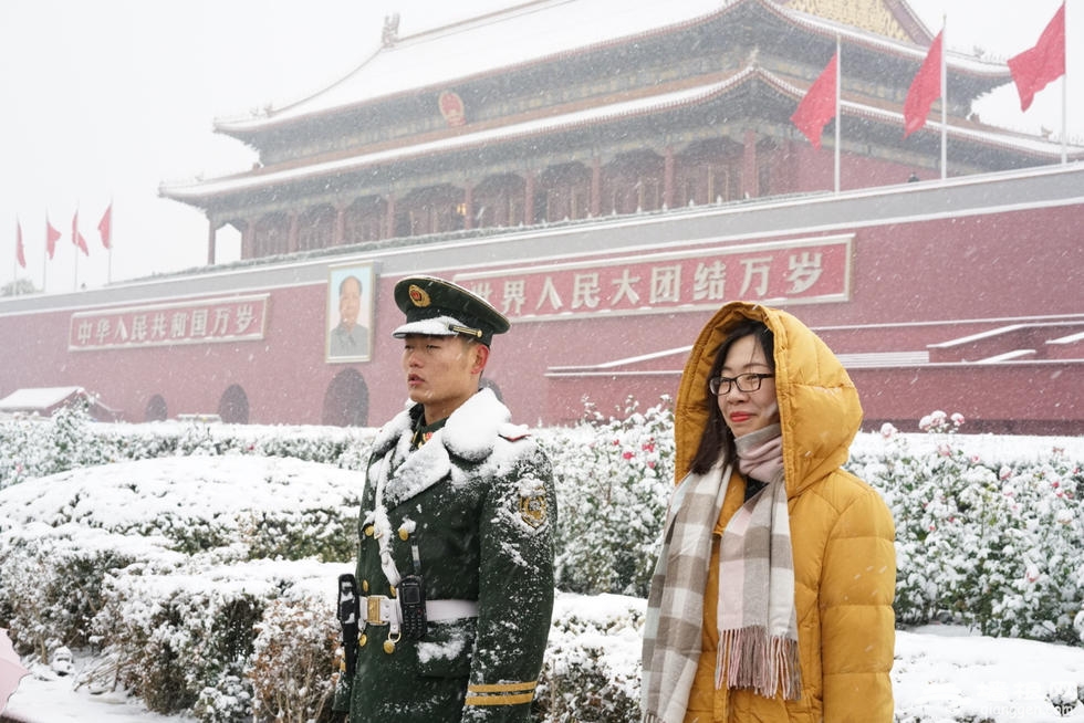 北京遭大雪突袭 银杏大道成市民自拍地[墙根网]
