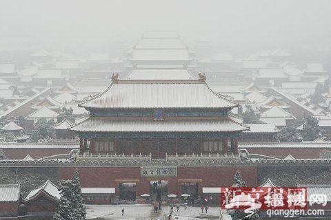 京城喜迎大雪 市民赏雪热情高故宫门外排长队