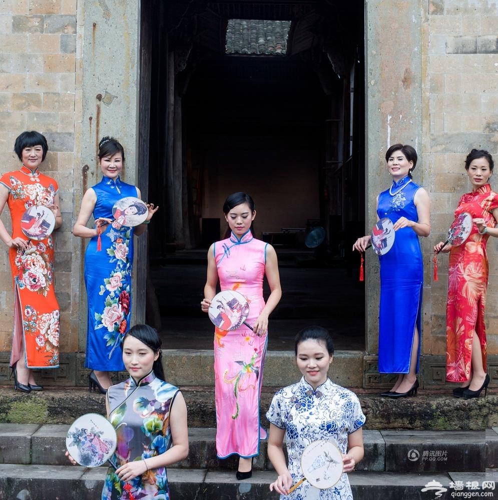 浙江20多名女干部穿旗袍走秀宣传古村旅游[墙根网]