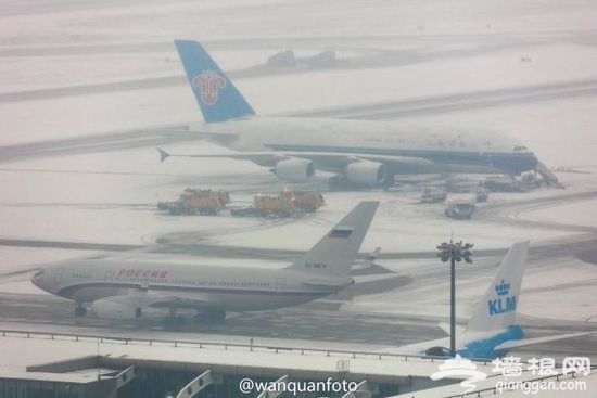 亲爱的旅客，关上舱门后别再问为什么还不飞了[墙根网]