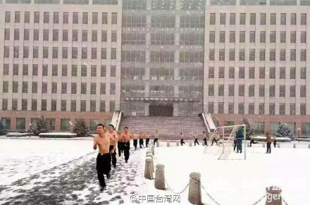 公安大学学生雪中训练 网友惊叹:竟然有妹子