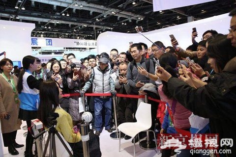 2015世界机器人博览会在京举办 美女机器人引围观
