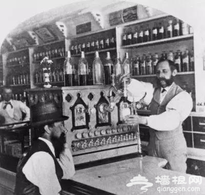 为什么可口可乐70年不涨价？[墙根网]