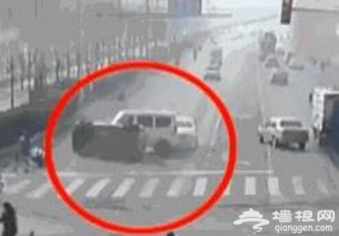 河北诡异车祸三车集体蹦迪 动态图曝光吓死宝宝了