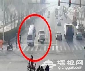 河北诡异车祸三车集体蹦迪 动态图曝光吓死宝宝了