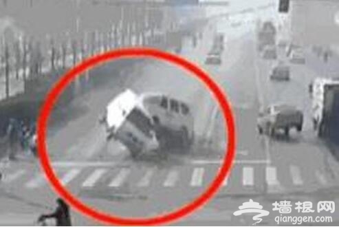 河北诡异车祸三车集体蹦迪 动态图曝光吓死宝宝了