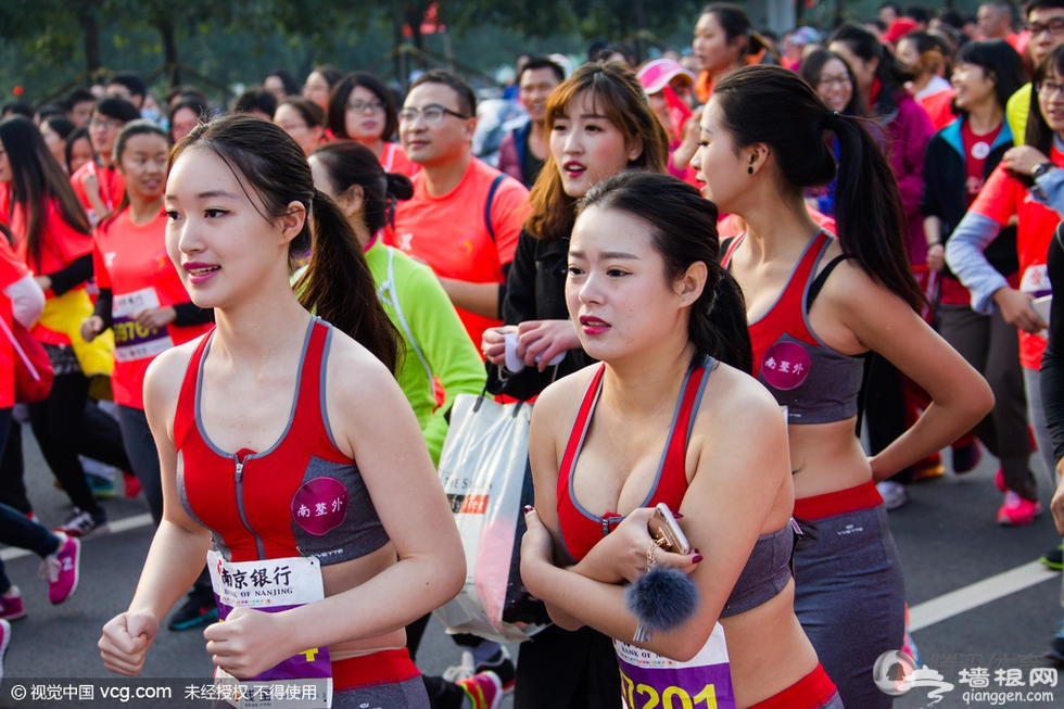 南马女选手清凉上阵 不惧严寒美丽“冻”人[墙根网]