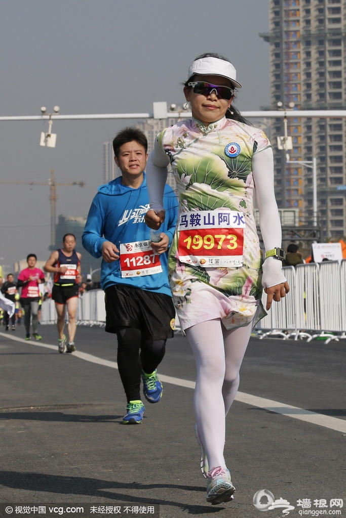 南马女选手清凉上阵 不惧严寒美丽“冻”人[墙根网]