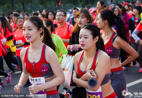 南马女选手清凉上阵 不惧严寒美丽“冻”人