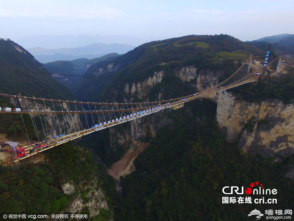 湖南张家界大峡谷玻璃桥成功合龙 为世界首创[墙根网]
